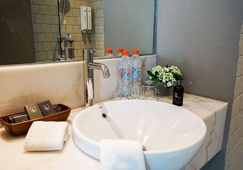 66003Bathroom-2.jpg